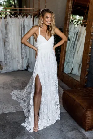 A Line Stunning Spaghetti Straps Lace Beach Wedding Dress Bridal Gown YRL112