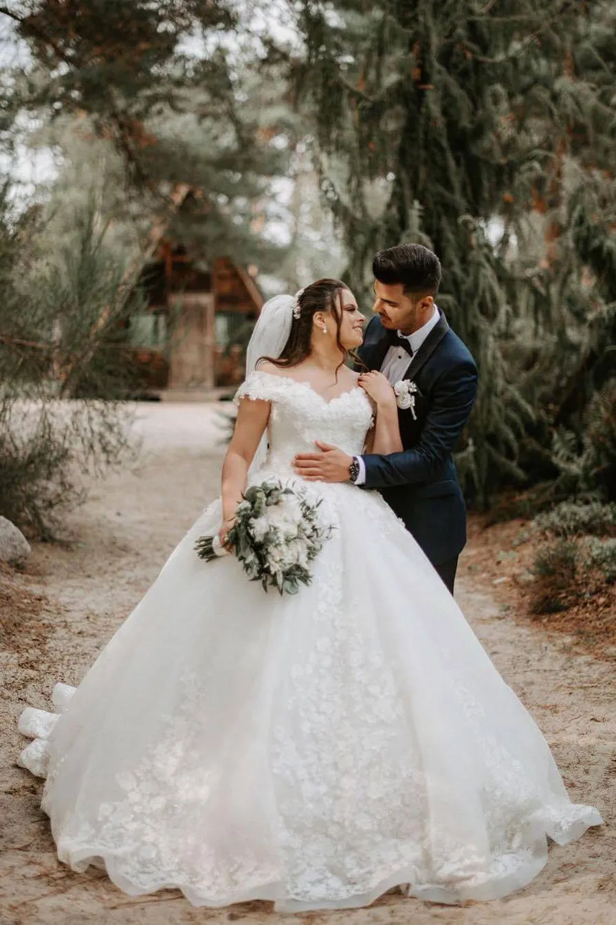 Ball Gown Off-the-Shoulder Sweep Train Sleeveless Lace Appliques Rustic Wedding Dress OHD144