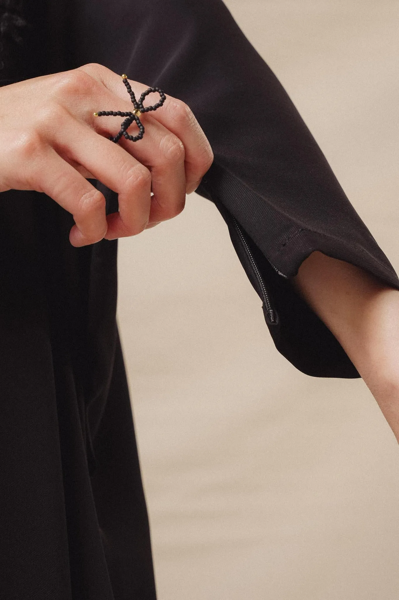 NAHLA KAFTAN IN NOIR