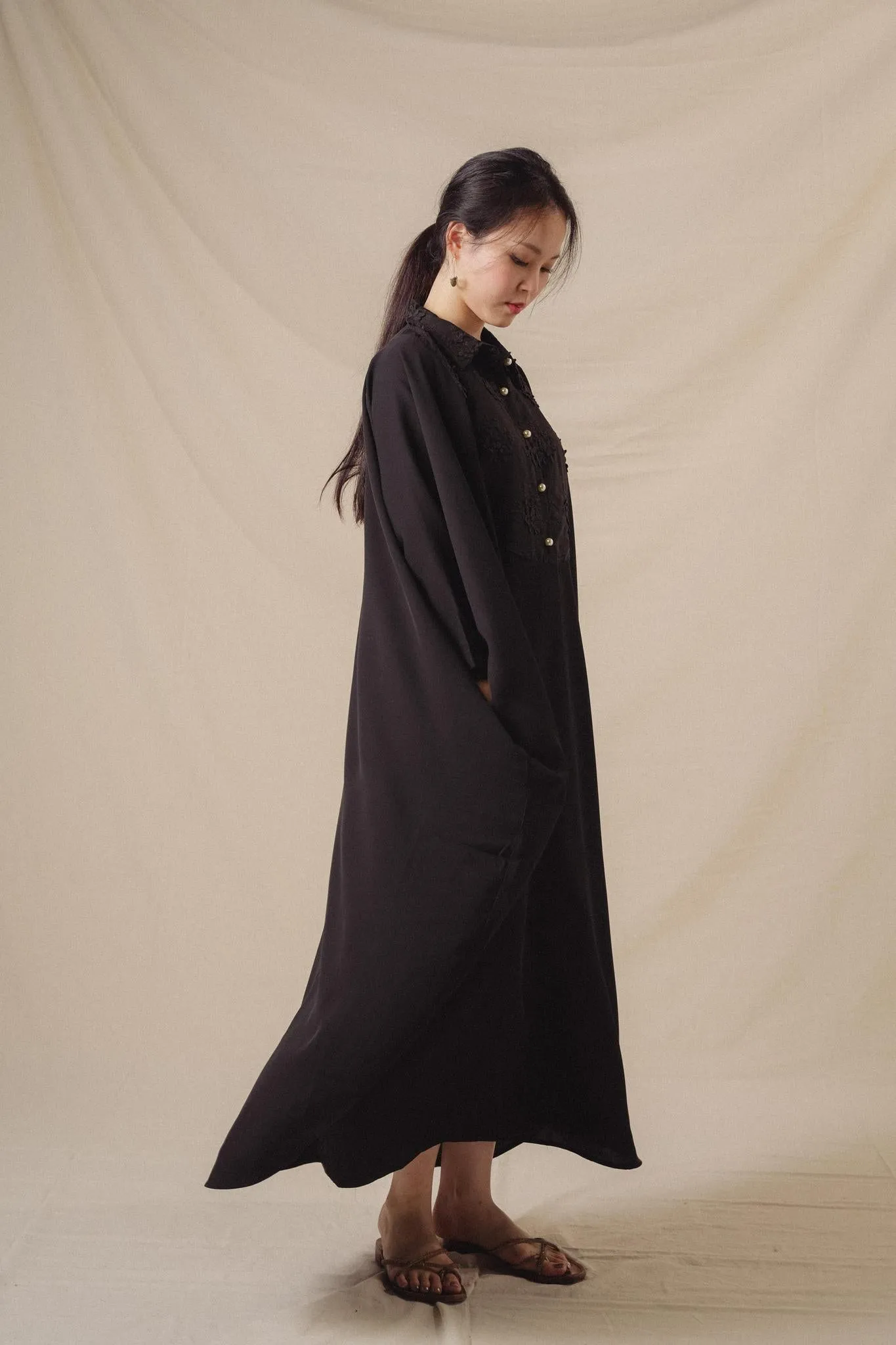NAHLA KAFTAN IN NOIR