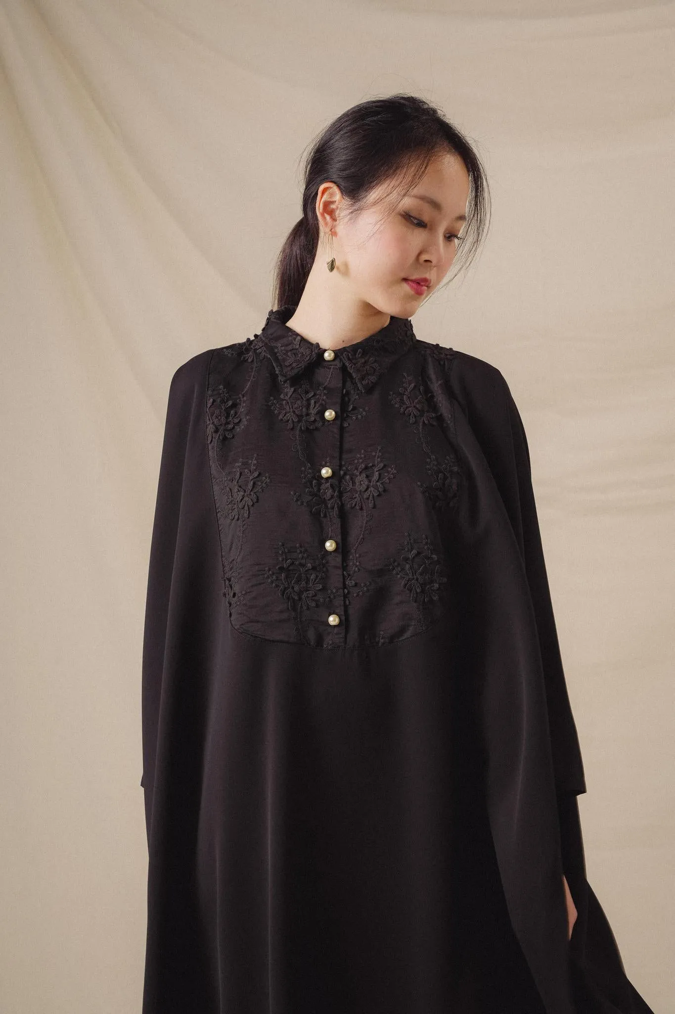 NAHLA KAFTAN IN NOIR
