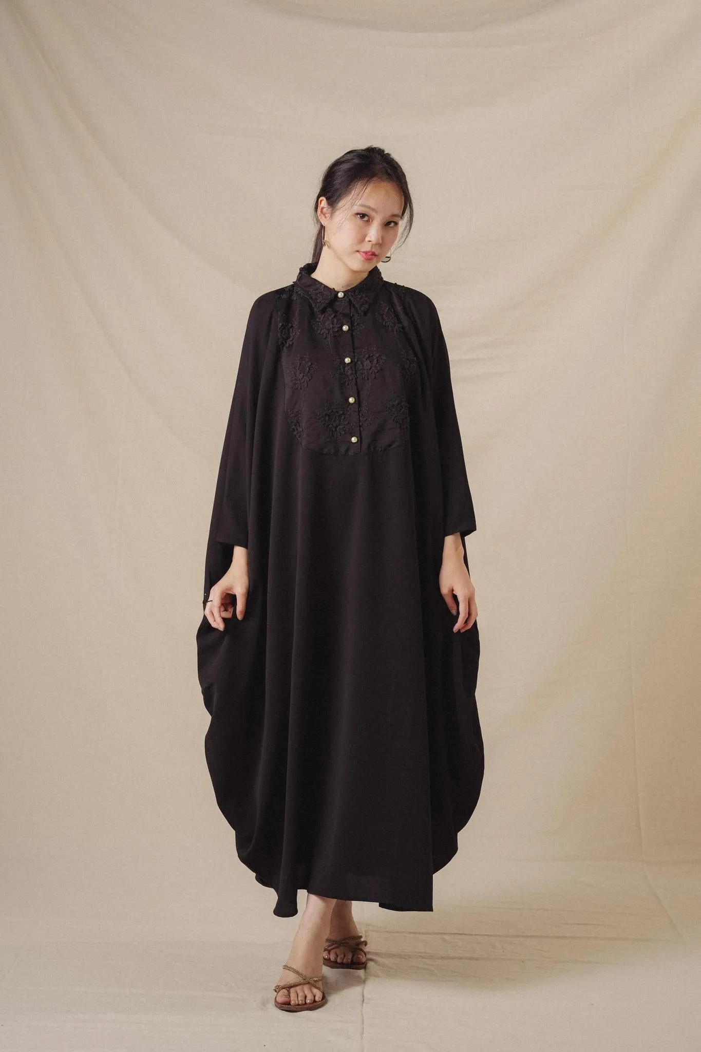 NAHLA KAFTAN IN NOIR