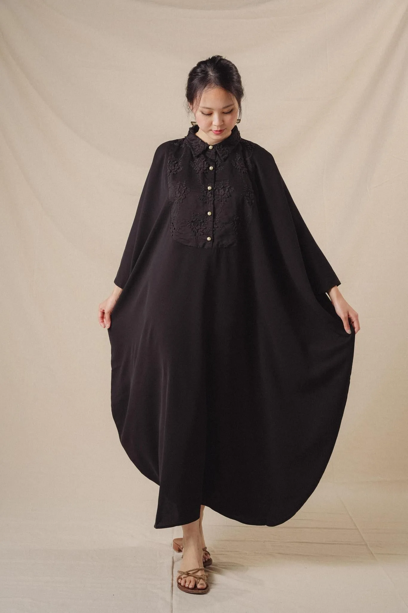 NAHLA KAFTAN IN NOIR