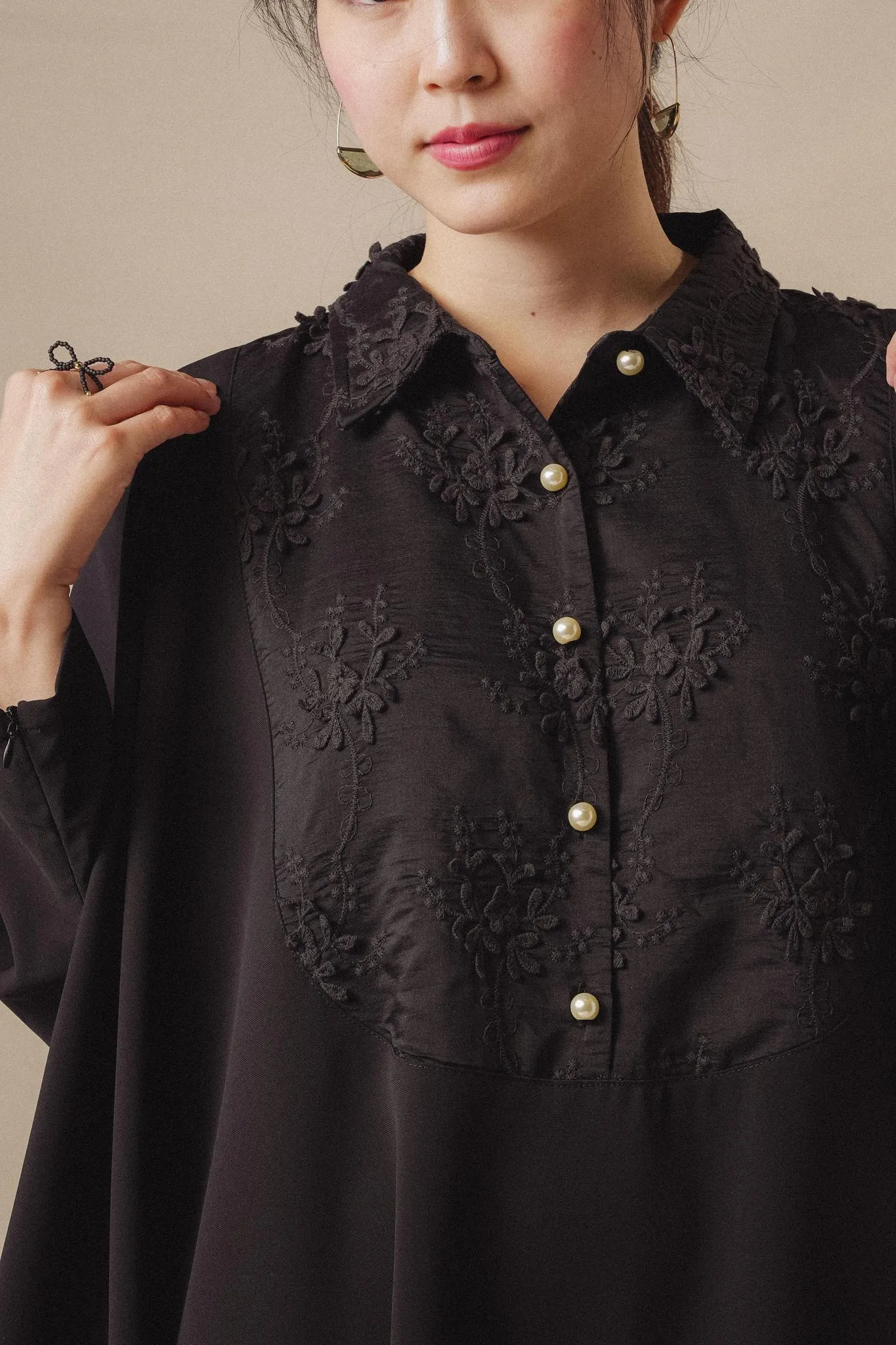 NAHLA KAFTAN IN NOIR