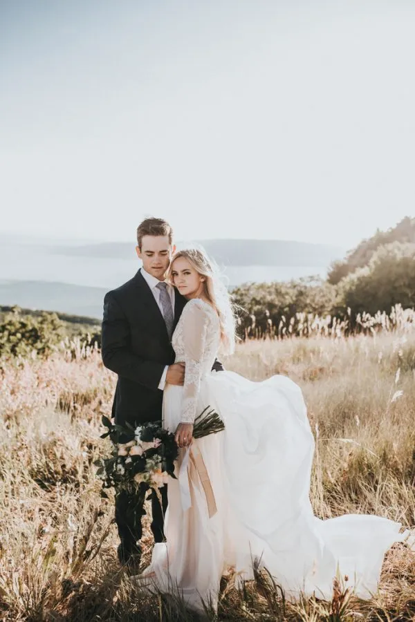 Romantic Lace Appliques A Line Long Sleeve Wedding Dress Bridal Gown YRL113
