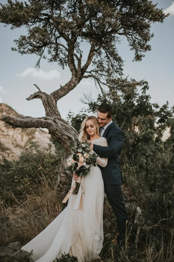 Romantic Lace Appliques A Line Long Sleeve Wedding Dress Bridal Gown YRL113