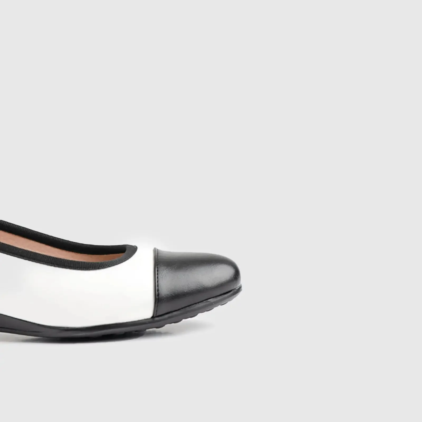 Soft Style Rishelle Wedge Black/White 01460