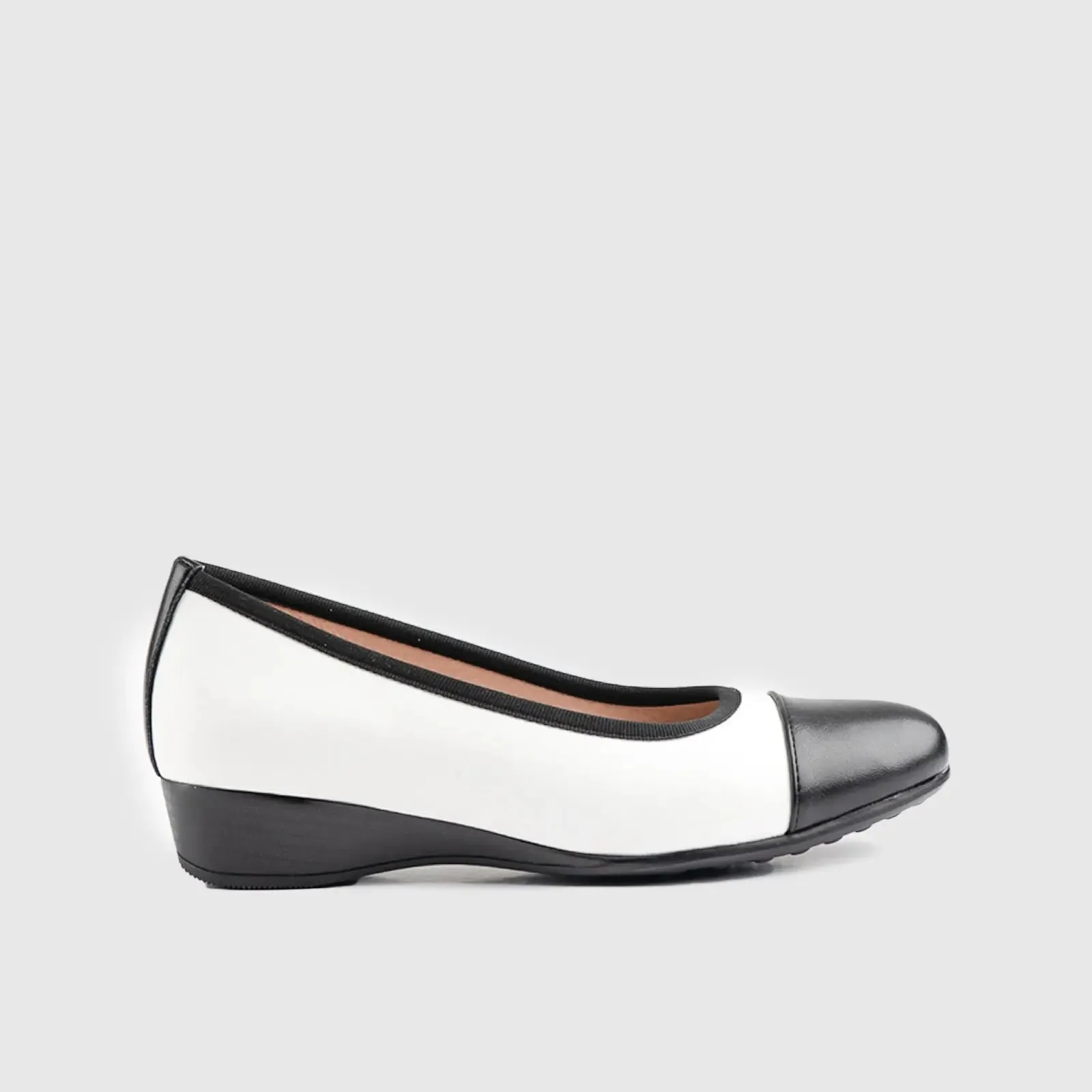 Soft Style Rishelle Wedge Black/White 01460