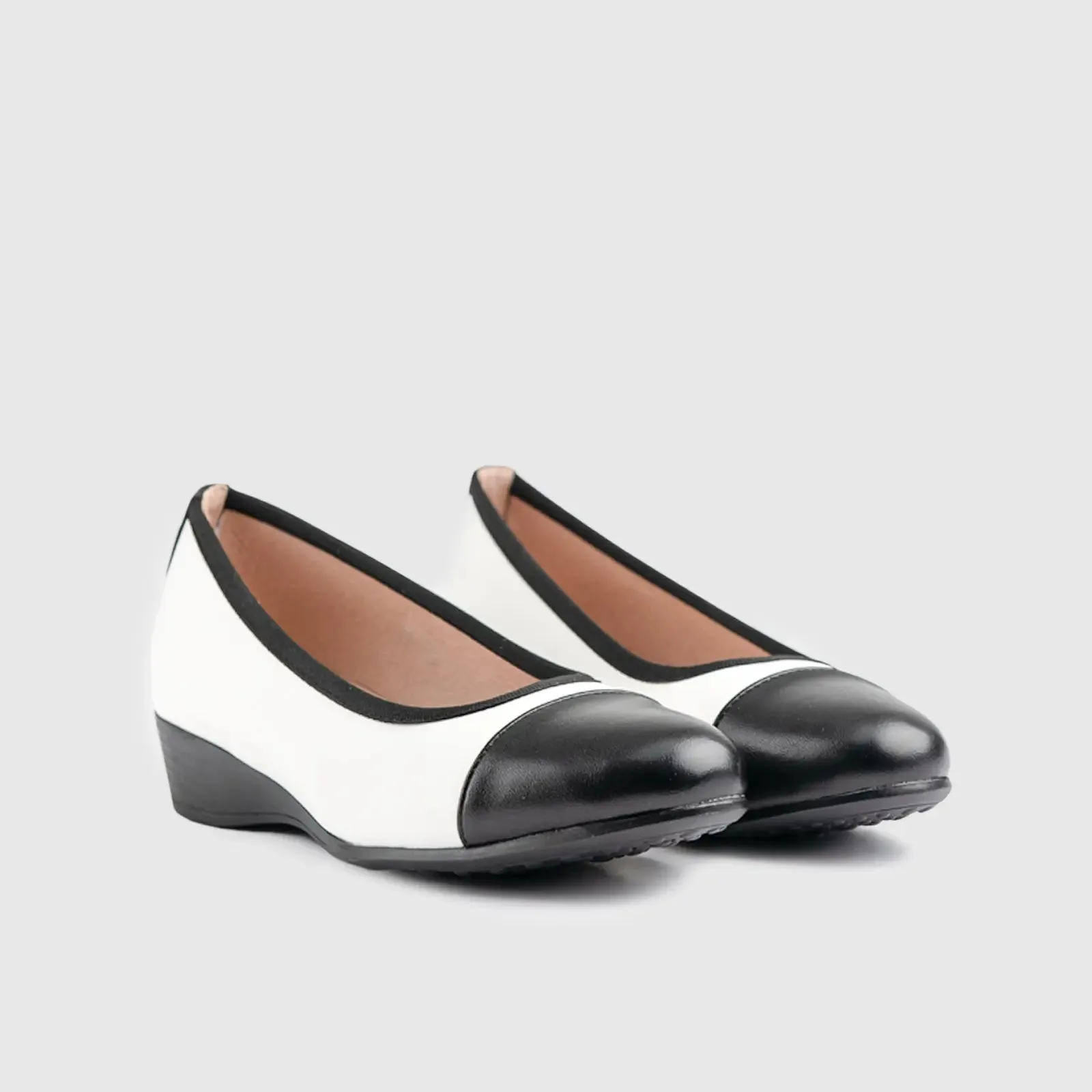 Soft Style Rishelle Wedge Black/White 01460