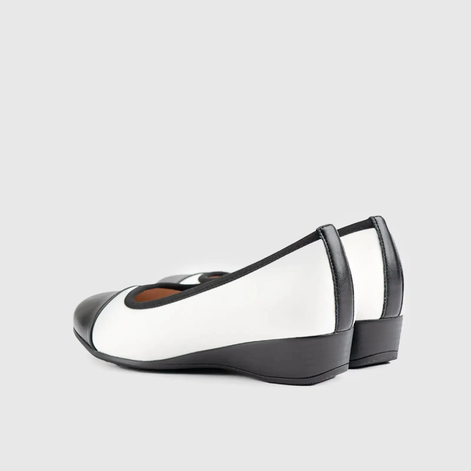 Soft Style Rishelle Wedge Black/White 01460